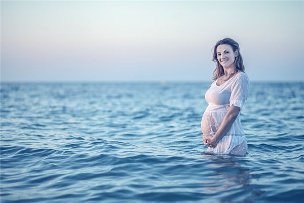 孕妇梦见在水中行走_动作篇_卜易居手机版