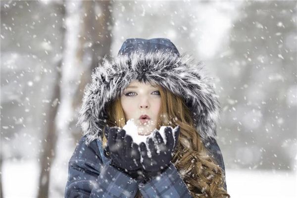 孕妇梦见雪地里行走_自然篇_卜易居手机版
