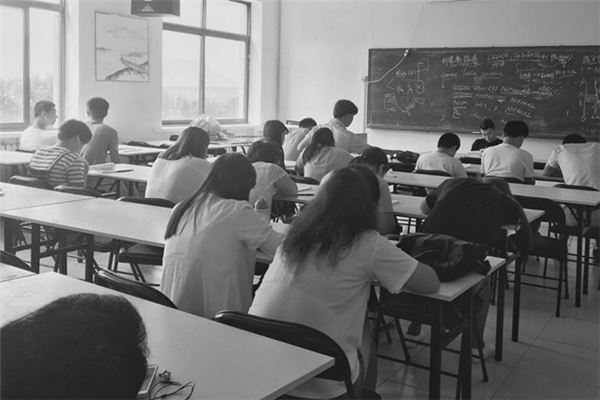 梦见教室很多人_人物篇_卜易居手机版