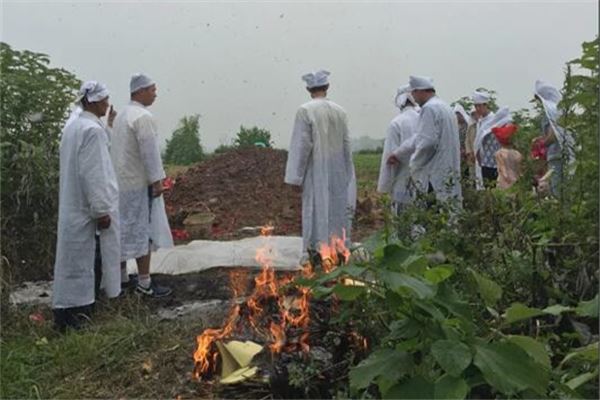 梦见给死人磕头下跪什么意思_人物篇_卜易居手机版