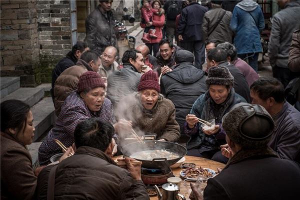 梦见和家人吃饭是什么预兆_人物篇_卜易居手机版