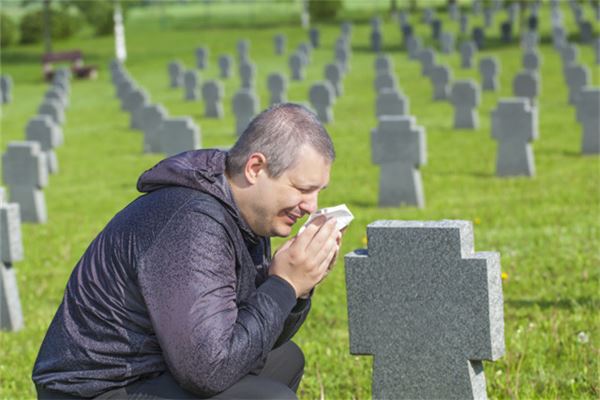 梦见逝去的亲人自己哭出来_人物篇_卜易居手机版