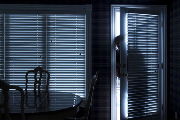 女人梦见半夜有人进屋_人物篇_卜易居手机版