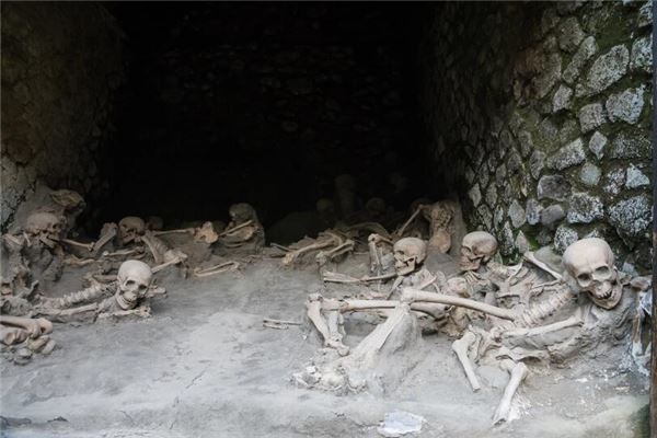 梦到好多死人的场景_人物篇_卜易居手机版