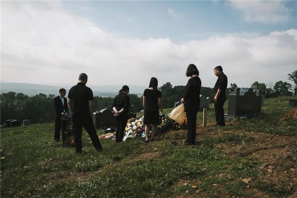 梦见活着的亲人去世了办丧事_人物篇_卜易居手机版