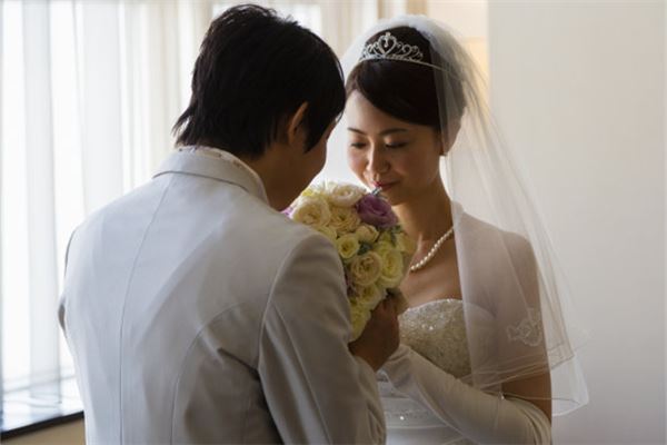 有老婆的人梦见自己又娶媳妇_人物篇_卜易居手机版